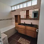 Apartmán 2 Bedroom Flat With 100m2 Garden & Secure Parking *