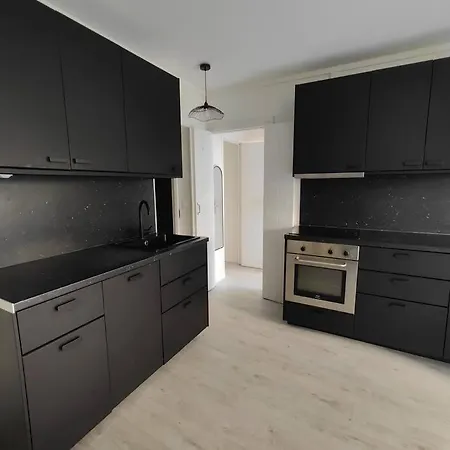 Lägenhet 2 Bedroom Flat With 100m2 Garden & Secure Parking Courbevoie