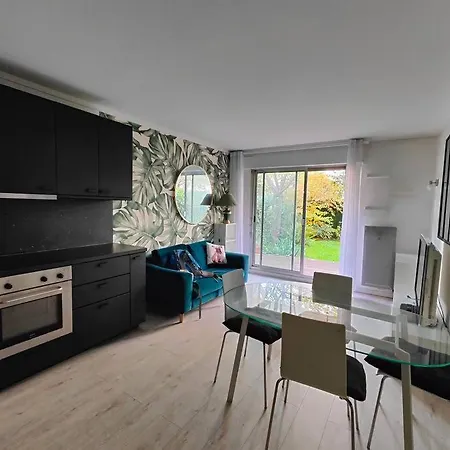 2 Bedroom Flat With 100m2 Garden & Secure Parking