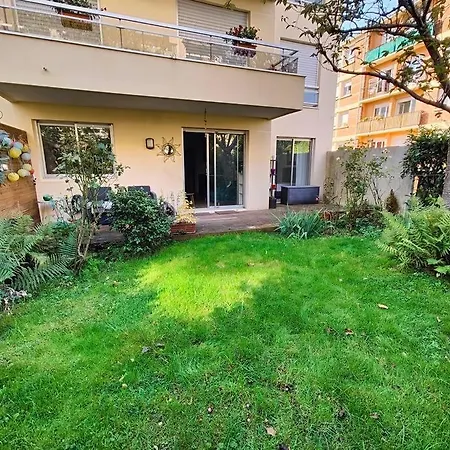 2 Bedroom Flat With 100m2 Garden & Secure Parking Lägenhet