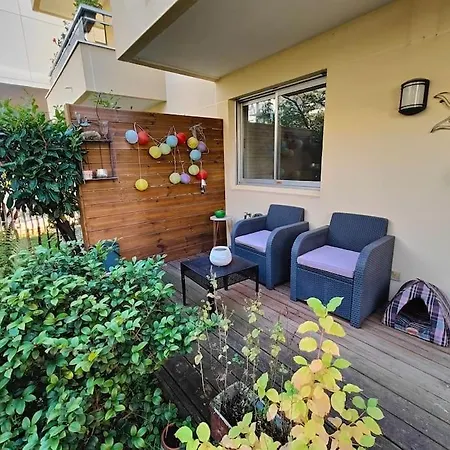2 Bedroom Flat With 100m2 Garden & Secure Parking Lägenhet *