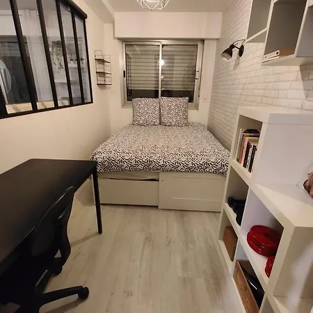 Lägenhet 2 Bedroom Flat With 100m2 Garden & Secure Parking