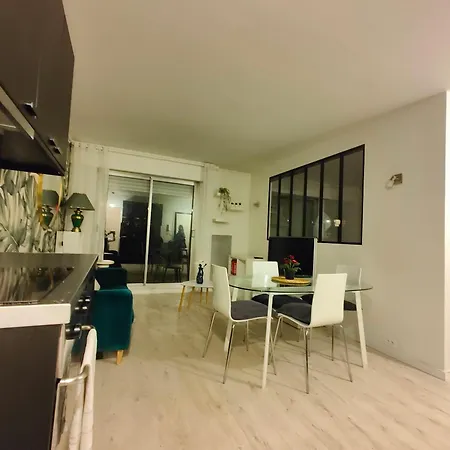 2 Bedroom Flat With 100m2 Garden & Secure Parking Lägenhet Courbevoie