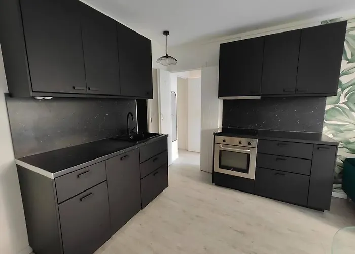 Lägenhet 2 Bedroom Flat With 100m2 Garden & Secure Parking Courbevoie