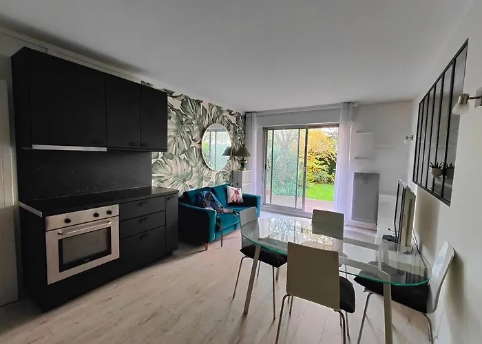 2 Bedroom Flat With 100m2 Garden & Secure Parking