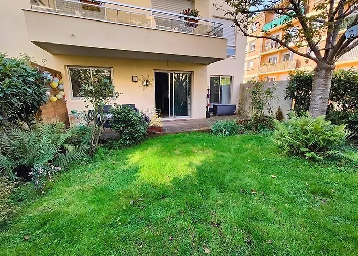 2 Bedroom Flat With 100m2 Garden & Secure Parking Lägenhet