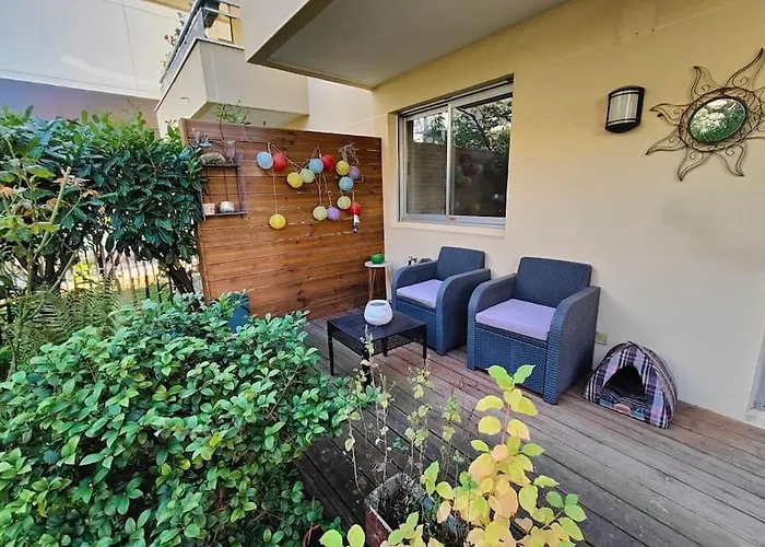 2 Bedroom Flat With 100m2 Garden & Secure Parking Lägenhet *