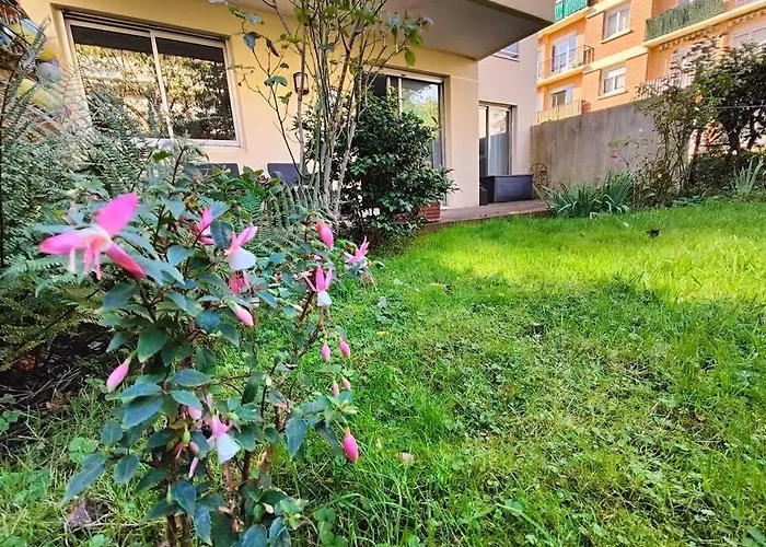 Lägenhet 2 Bedroom Flat With 100m2 Garden & Secure Parking Courbevoie