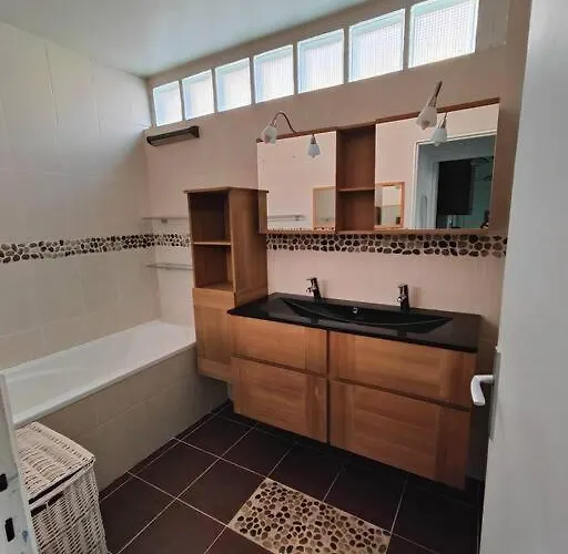 Lägenhet 2 Bedroom Flat With 100m2 Garden & Secure Parking *