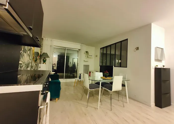 2 Bedroom Flat With 100m2 Garden & Secure Parking Lägenhet Courbevoie